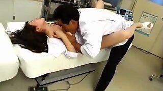 Японское av модель медсёстры трахается ртом и в киску доктором