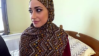 Arabska kobieta w hidżab uprawia seks z dużym człowiekiem