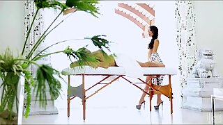 Gorgeous Asian Asa Akira delivers the perfect massage