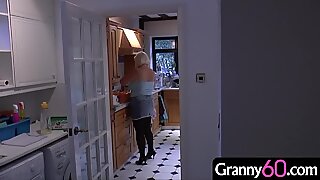 奶奶购物一天后来到住宅，并在房子里发现了一个年轻的蒙面入侵者！