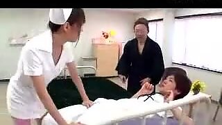 Het sköterska får henne fitta pullad slickade bröst gnuggade sugande kille 2 killar på sjukhuset