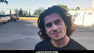Latinleche - SØT Latino Gutt suger en uncut kuk