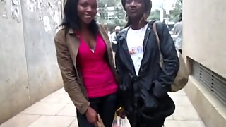 Africain amateur lesbiennes faire dehors dans salle de bain