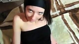 Beautiful brunette doamnă fucks poziția misionarului style on realitate video