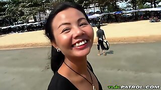 Sexy Tailandesas Bébé Escolhida para cima na Praia e porno fodido POV