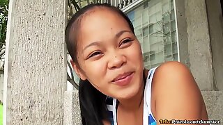 Ungezogen asiatisch teenie hat ihre enge muschie angespritzt von touristen