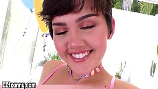 Belle demi asiatique déesse transexuelle star du porno cul baisée