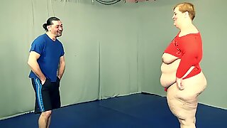 Високи руски дебелани с огромен задника с целулити получава хуй надолу по малък човек