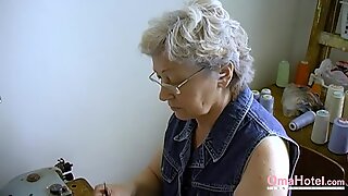Омахотель волосатые бабуля Пизда заполнены игрушкой для взрослых