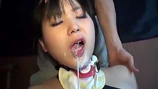 Asiático mamada por penes falsos