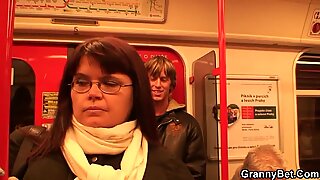 Il raccroche forte poitrine femme mûre madame en métro