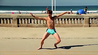 Jovencito bailando in the en la playa with speedo bulge / novinho dan & ccedil_ando sunga N / A praia
